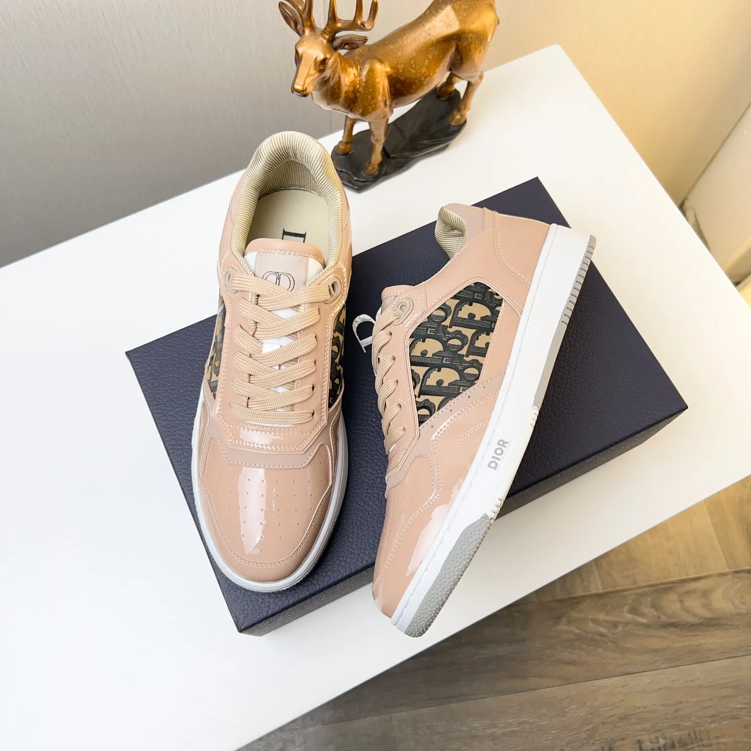 Men's Men's Shoes 💰400 [New] 🦩🦩Dior - Low-top sneakers 2025 spring men's collection new arrivals [Celebrate][Celebrate][Celebrate], reinterpret the basketball shoe design and become a classic Dior item [Strong][Strong][Strong], crafted in black and cream white smooth cowhide with beige suede, leather display on the side The CD logo, tongue, sole and back side are decorated with various distinctive details to enhance the style[666][666], while eyelet details, topstitching and rubber panels highlight the dynamic charm of its athletic style[strong][strong][strong]. It has a two-color rubber sole, which can be matched with various clothing to create a refined look. Size: 38 to 44 (45 can be customized